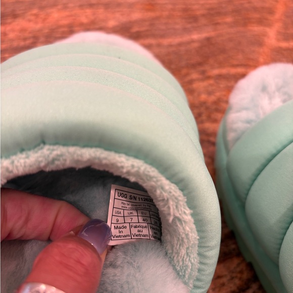 UGG Mint Green Fluffy Sandals Like New Condition. Beautiful! Fits like a 7-7.5. - Picture 10 of 11